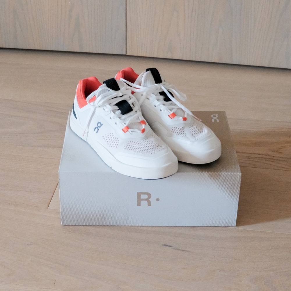 Brand new On Women's THE ROGER Spin size 6 with Box